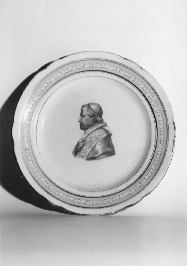 ritratto a mezza figura di Pio IX (piatto) - manifattura italiana (sec. XIX)