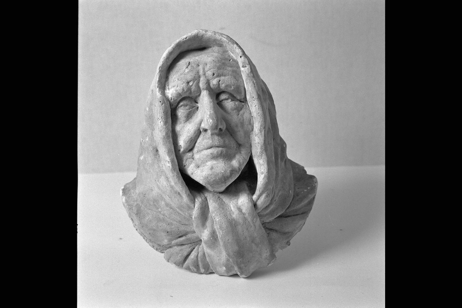 testa di donna anziana (scultura) - ambito italiano (sec. XX)