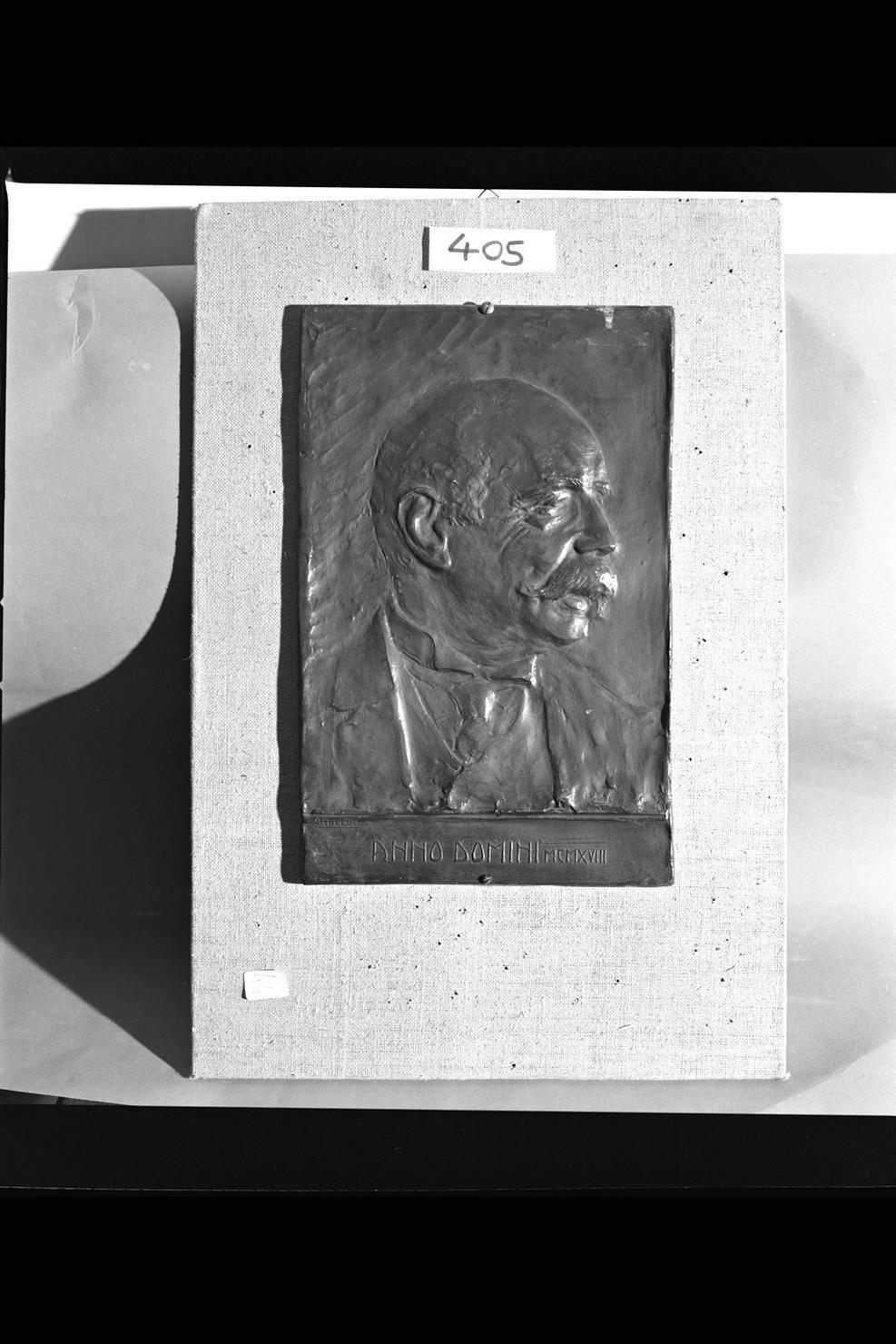 ritratto d'uomo a mezzo busto (rilievo) di Morelli Vittorio (sec. XX)