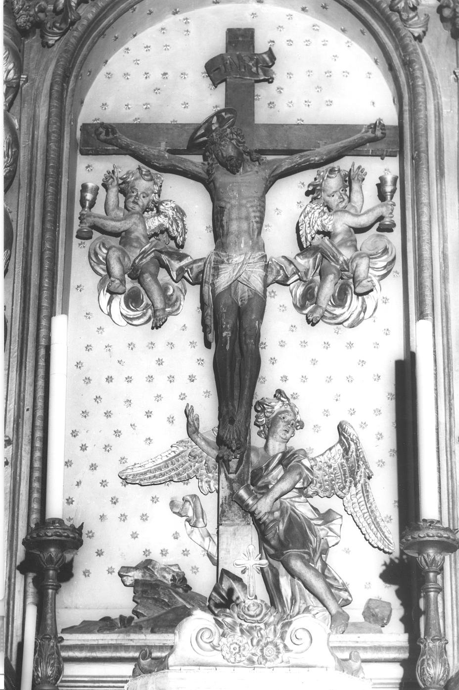 Cristo crocifisso e angeli (gruppo scultoreo) di Scaglia Leonardo (attribuito), Giglioni Francesco (attribuito) (sec. XVII)