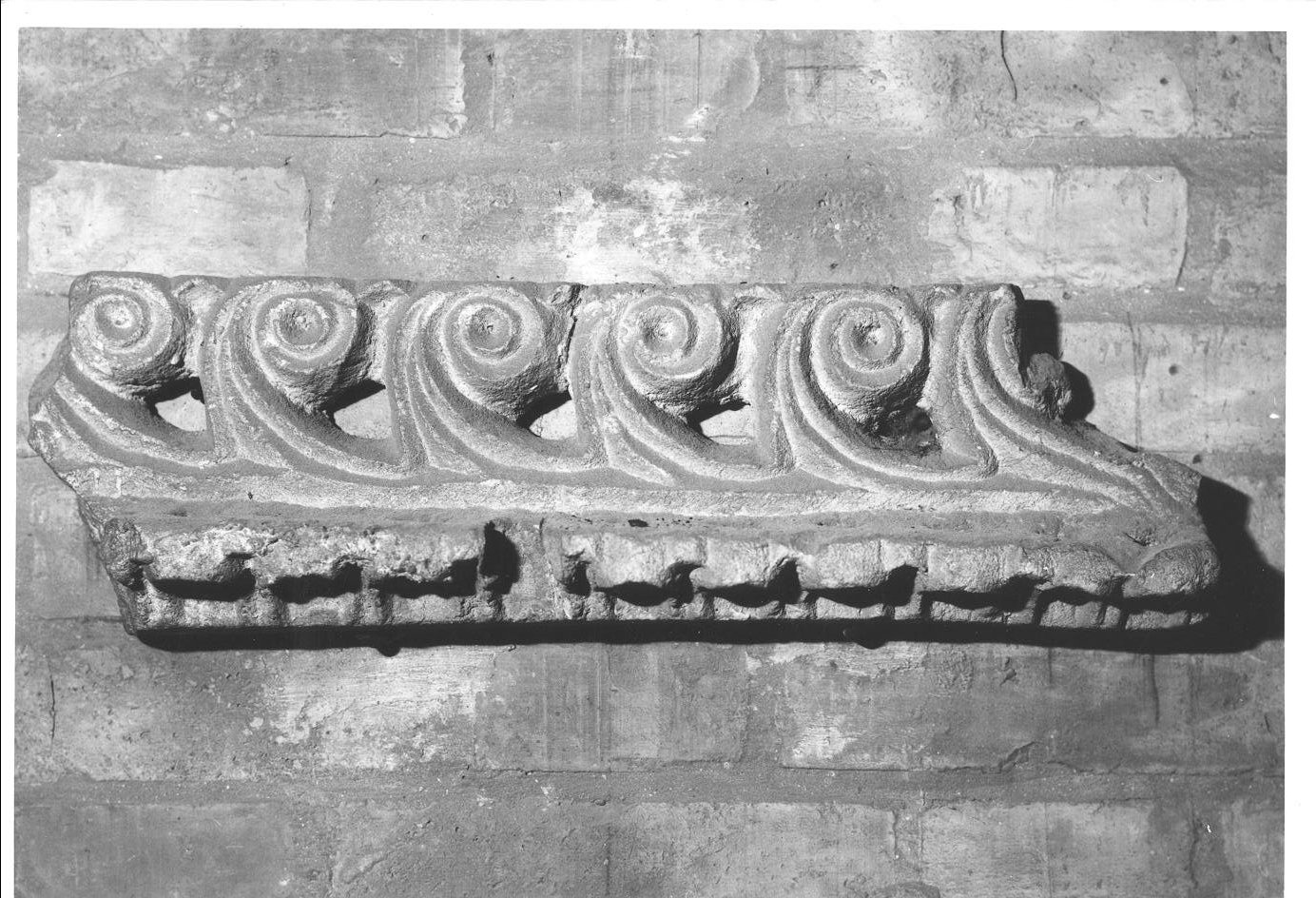 cornice architettonica, frammento - bottega marchigiana (seconda metà sec. XIII)