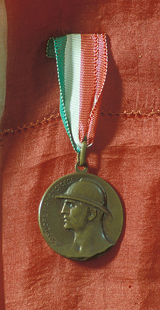 figura maschile (medaglia al valor militare) - produzione romana (sec. XX)