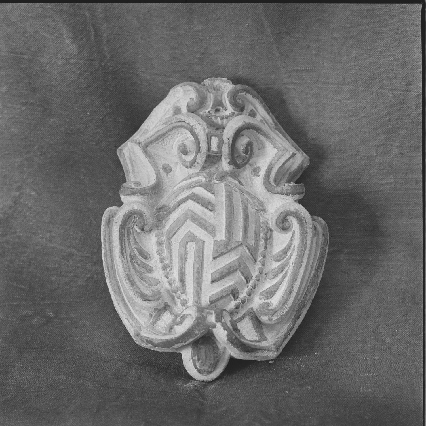 stemma gentilizio della famiglia Piccolpasso (rilievo) - ambito marchigiano (sec. XVII)