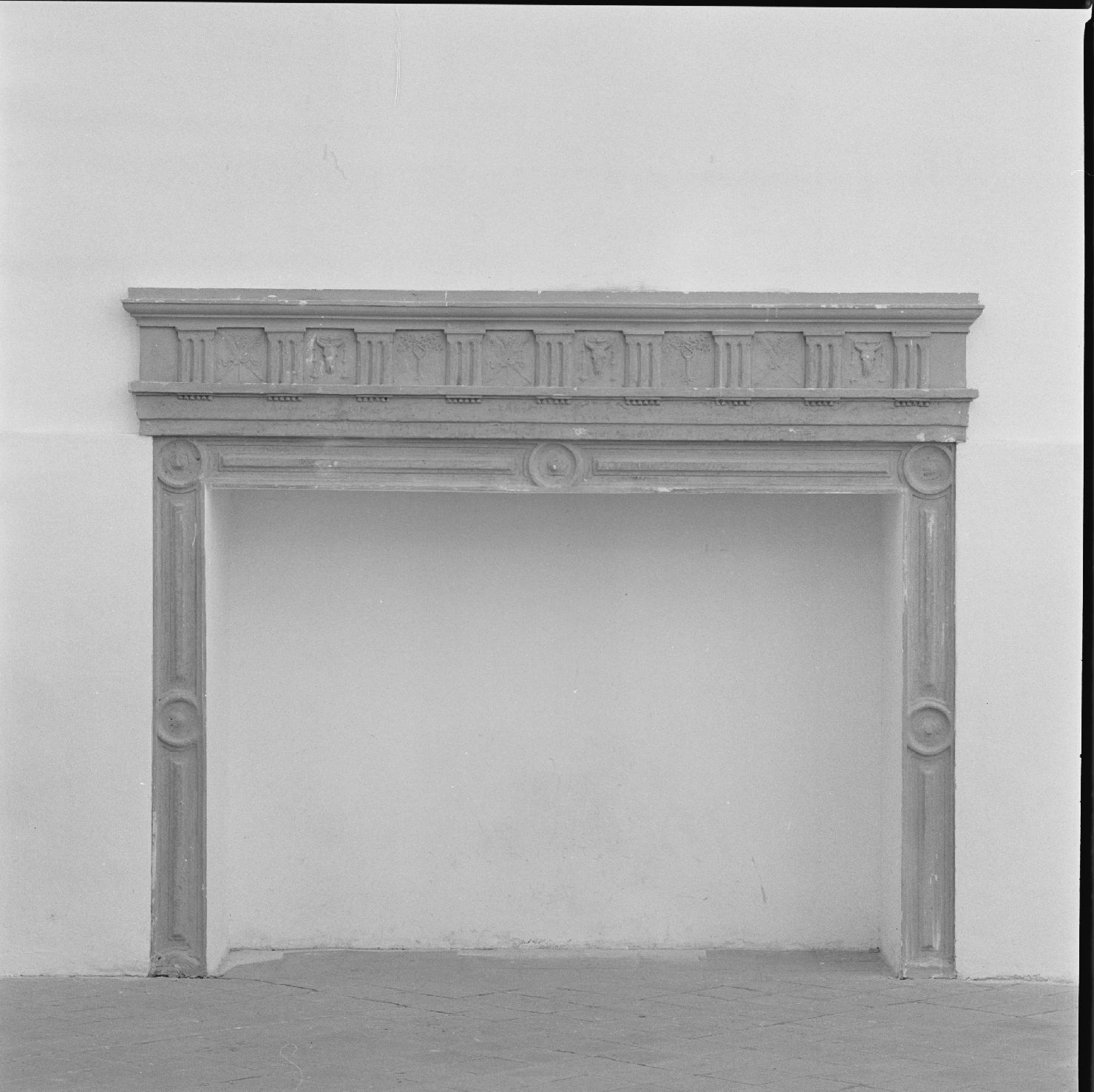 mostra di camino - ambito marchigiano (sec. XVI)