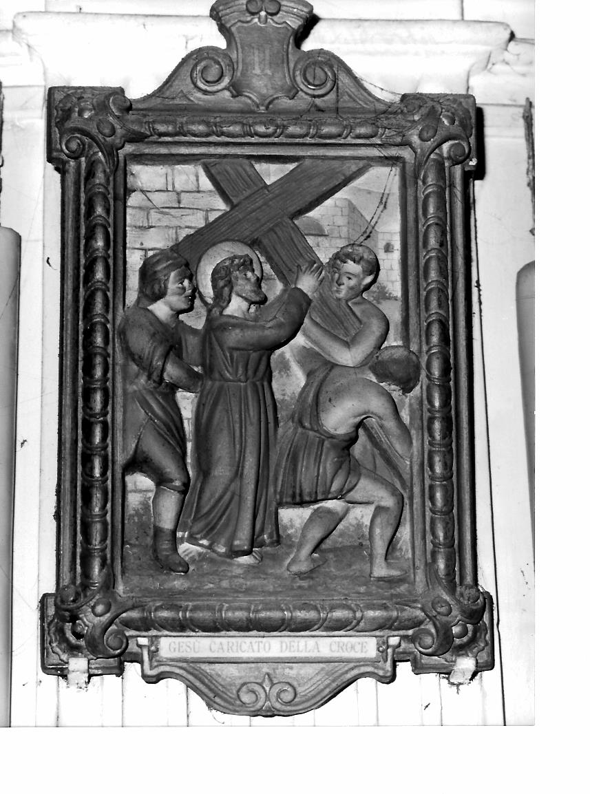stazione II: Gesù caricato della croce (rilievo, elemento d'insieme) - bottega italiana (primo quarto sec. XX)