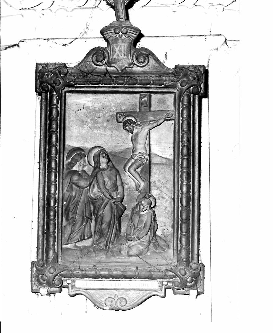 stazione XII: Gesù innalzato e morto in croce (rilievo, elemento d'insieme) - bottega italiana (primo quarto sec. XX)