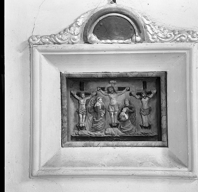 stazione XII: Gesù innalzato e morto in croce (Via Crucis, elemento d'insieme) di Bollini Antonio (sec. XIX)