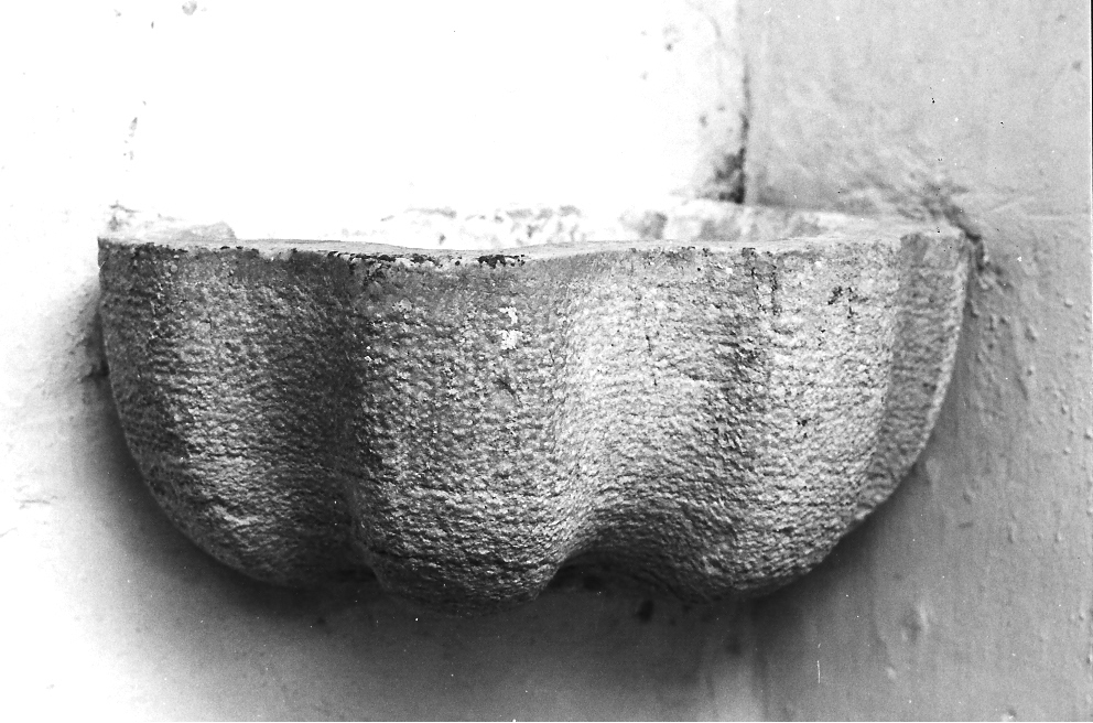 acquasantiera - a conchiglia - bottega marchigiana (sec. XVII)