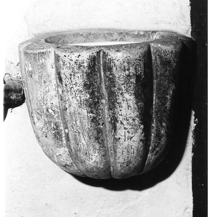 acquasantiera da parete, coppia - bottega marchigiana (ultimo quarto sec. XVIII)