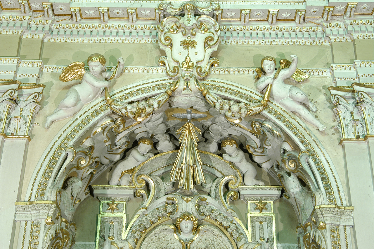 stemma gentilizio della famiglia Persichetti con angeli reggifestone e motivi decorativi (decorazione plastica, elemento d'insieme) di Amantini Tommaso (sec. XVII)