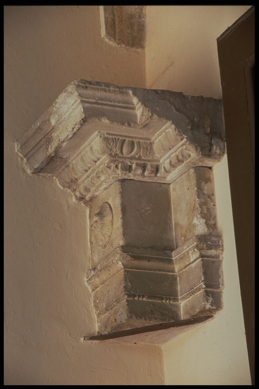 cornice architettonica, frammento - bottega Italia centrale (ultimo quarto sec. XV)