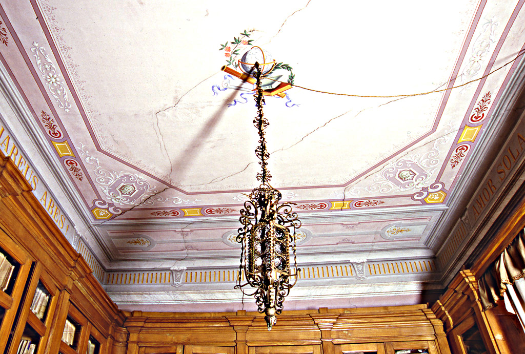 oggetti legati alla Conoscenza e decorazioni (soffitto dipinto) - ambito marchigiano (sec. XX)