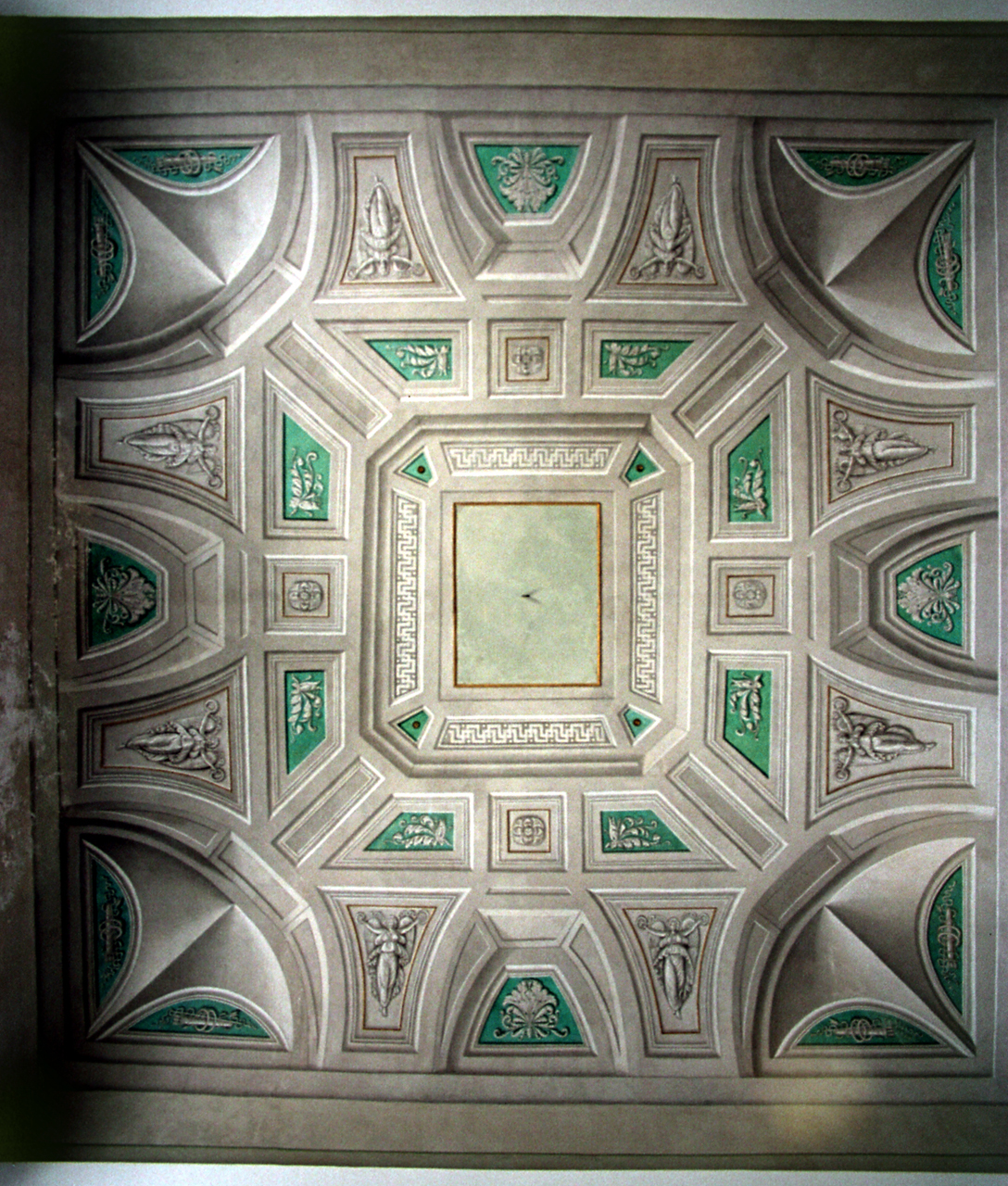 motivi decorativi geometrici e vegetali con figure alate (soffitto dipinto) - ambito marchigiano (prima metà sec. XX)