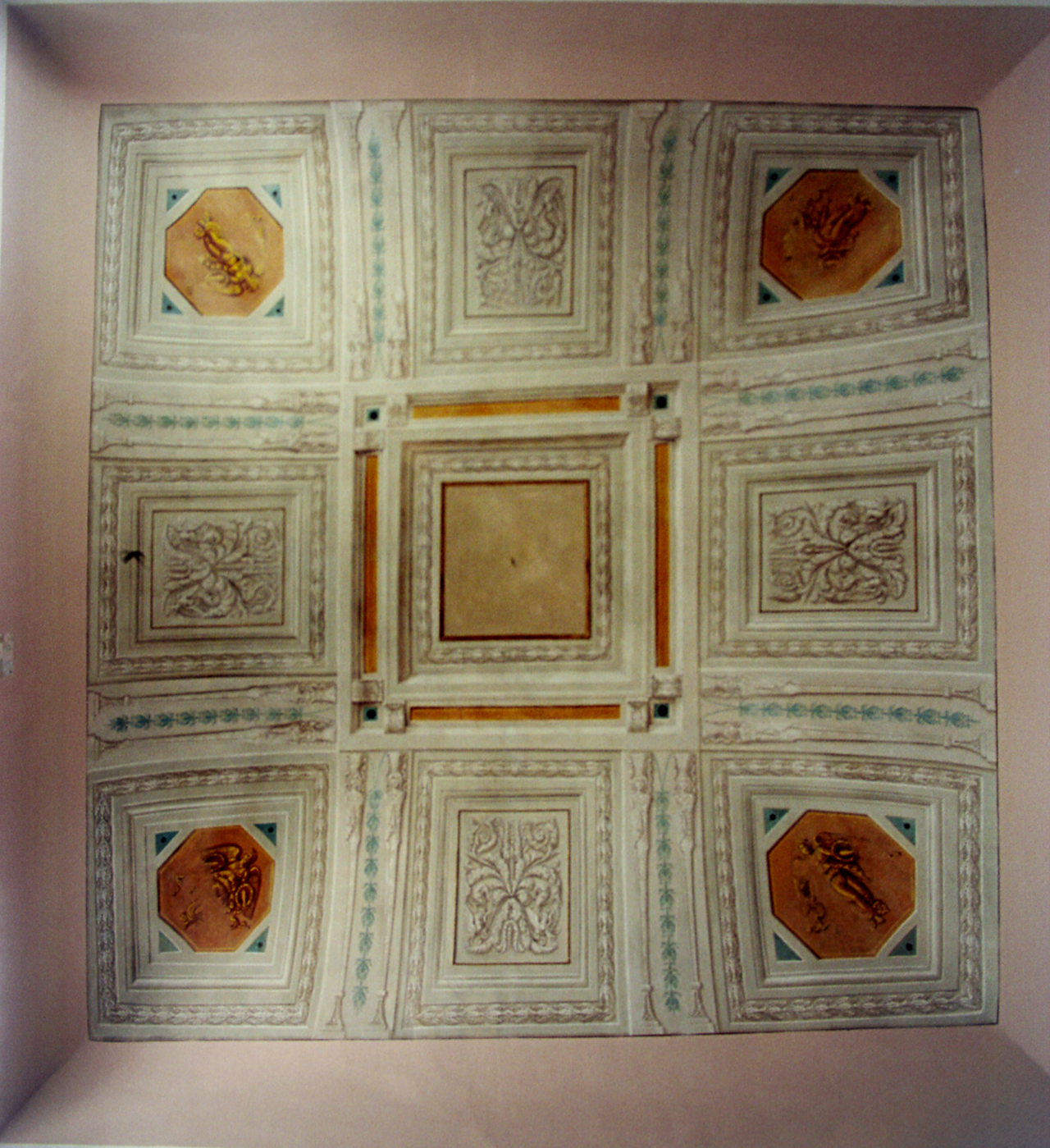 motivi decorativi a cassettoni con elementi vegetali e figure alate (soffitto dipinto) - ambito marchigiano (prima metà sec. XX)
