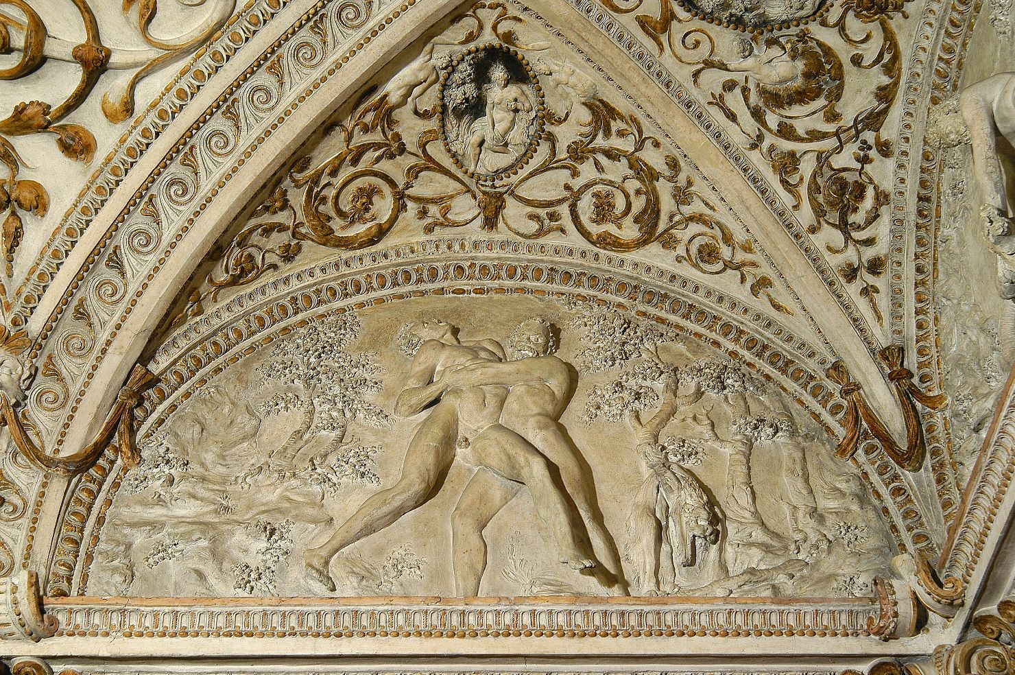 Ercole e Anteo (decorazione plastica) di Brandani Federico (sec. XVI)