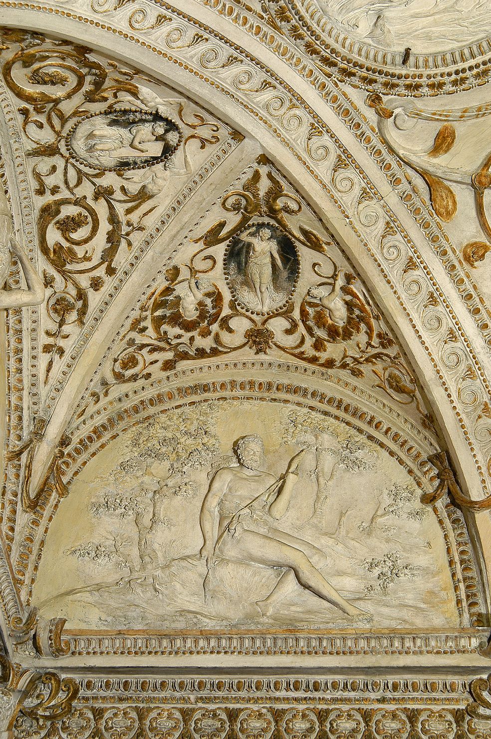 Ercole fila la lana (decorazione plastica) di Brandani Federico (sec. XVI)