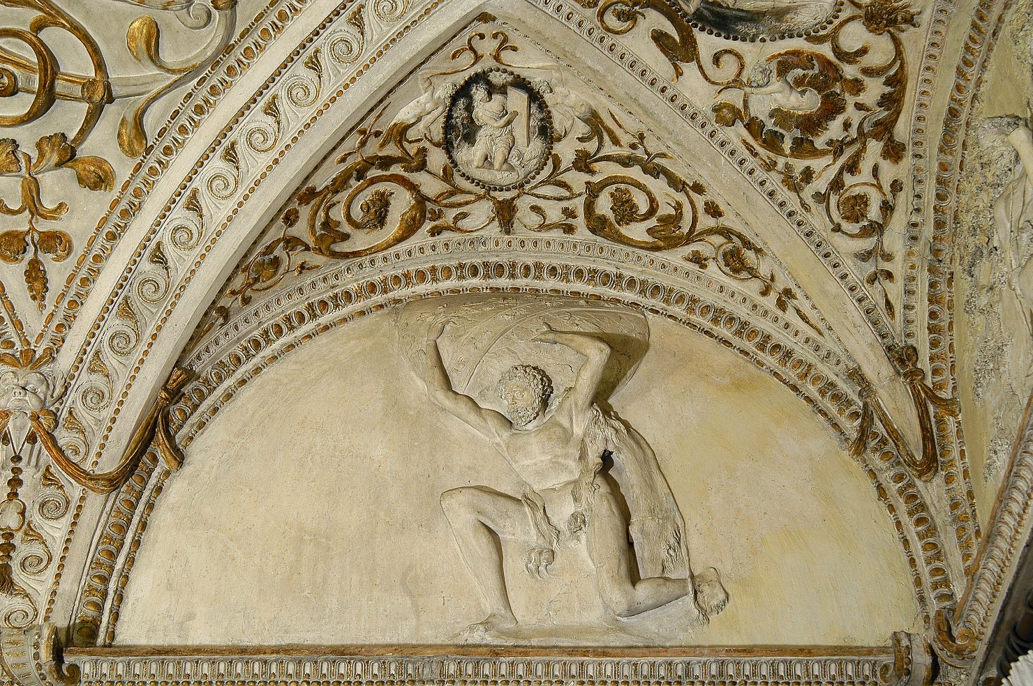 Ercole sostiene la volta celeste (decorazione plastica) di Brandani Federico (sec. XVI)