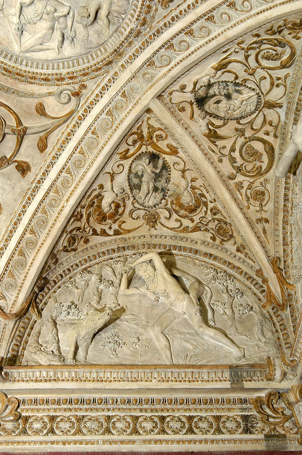 Ercole cattura il cinghiale di Erimanto (decorazione plastica) di Brandani Federico (sec. XVI)