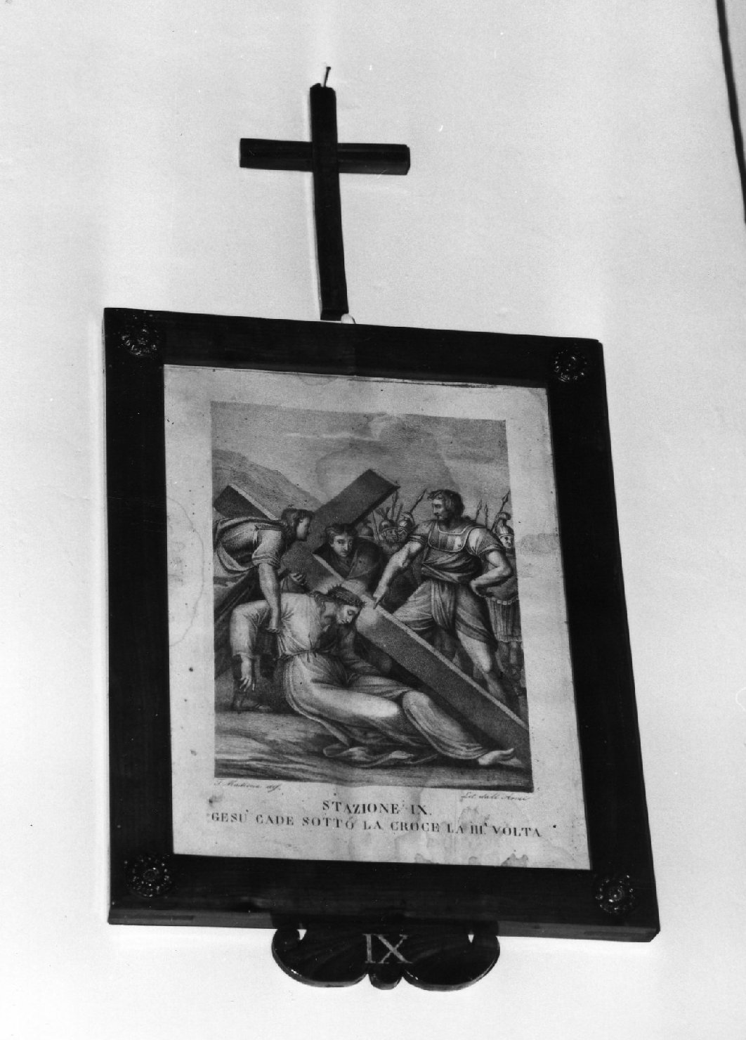 stazione IX: Gesù cade sotto la croce la terza volta (stampa, elemento d'insieme) di Madiona I (inizio sec. XIX)