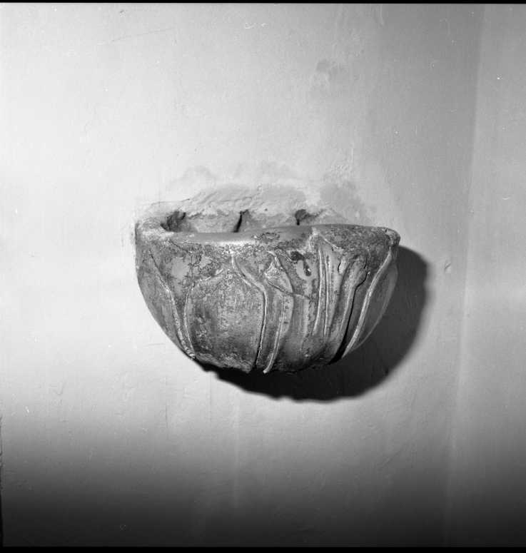 acquasantiera - da parete - bottega marchigiana (fine/inizio secc. XVII/ XVIII)