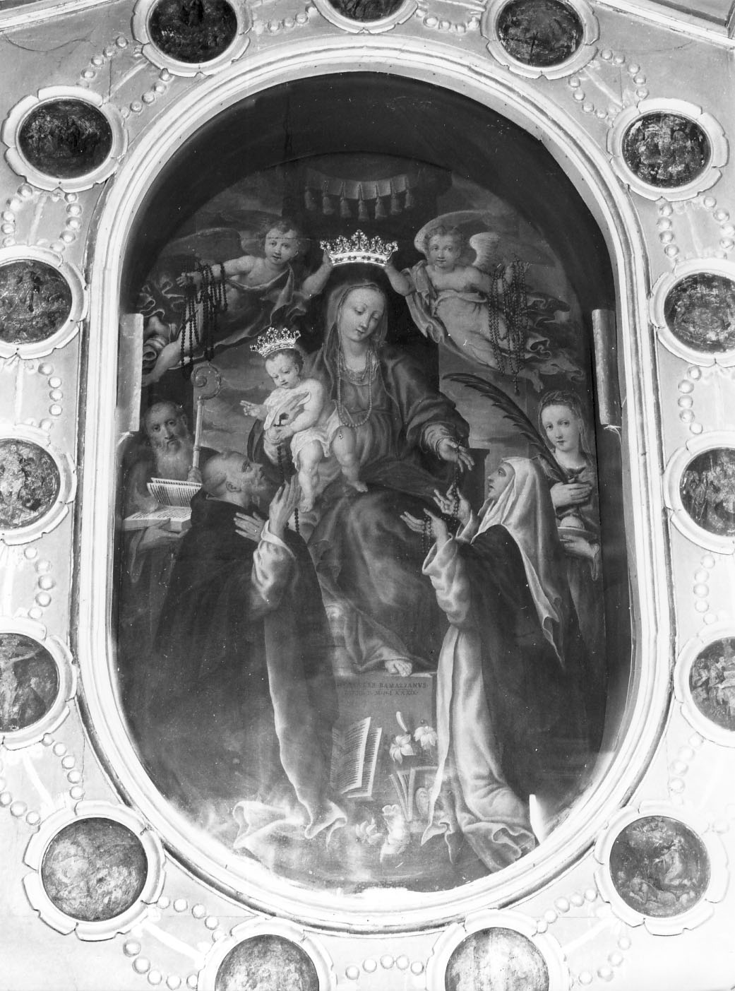 Madonna del Rosario con San Domenico e Santa Caterina da Siena (dipinto) di Ramazzani Ercole (sec. XVI)