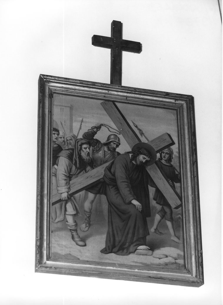 stazione V: Gesù aiutato da Simone il Cireneo a portare la croce (raccolta di stampe) - bottega marchigiana (secc. XIX/ XX)