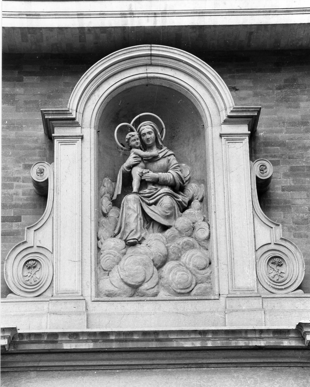 Madonna della Rosa, Madonna con Bambino (scultura) di Vespignani Francesco, Staccioli Pietro (sec. XIX)