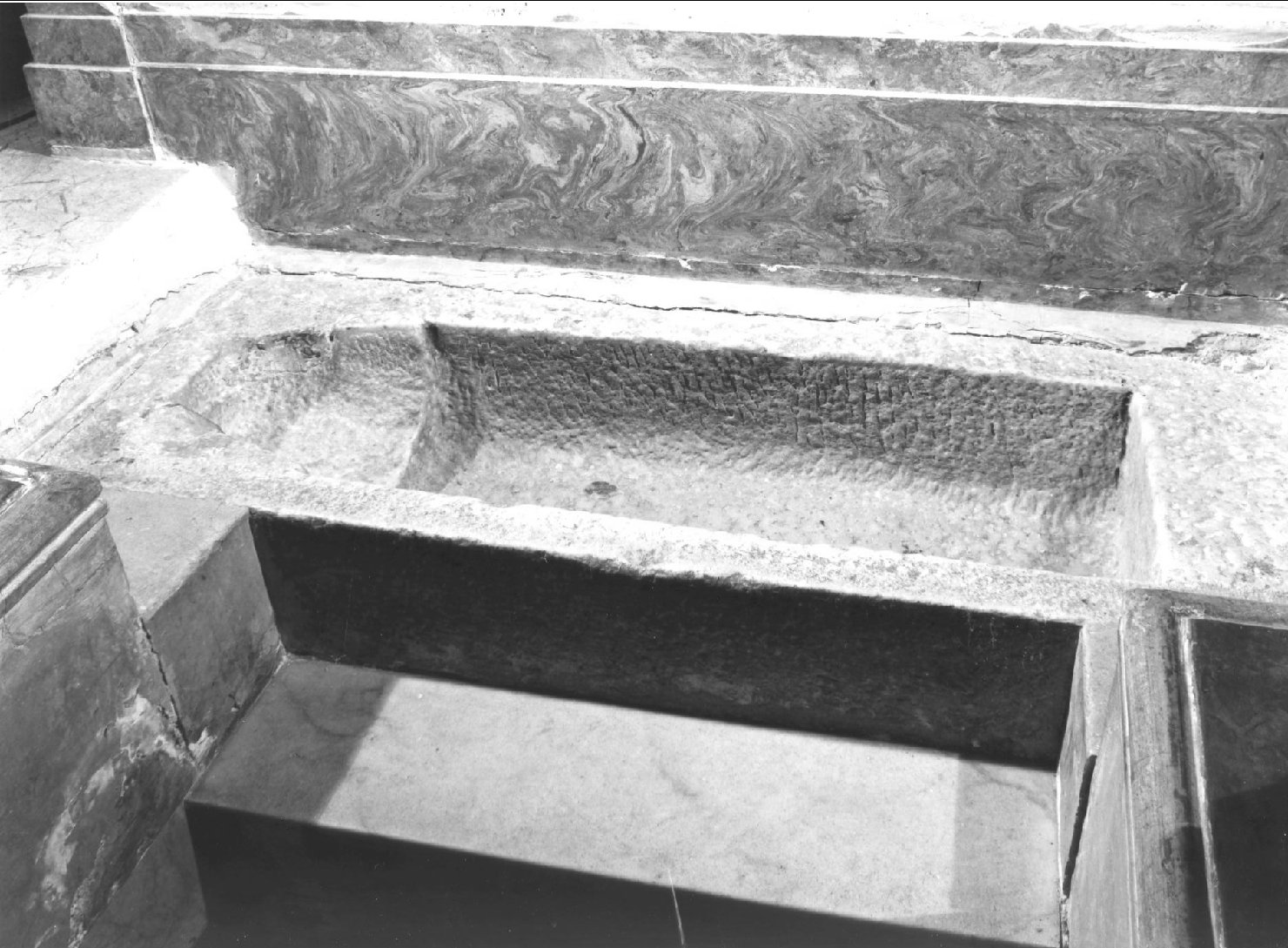sarcofago - bottega marchigiana (sec. XVI)