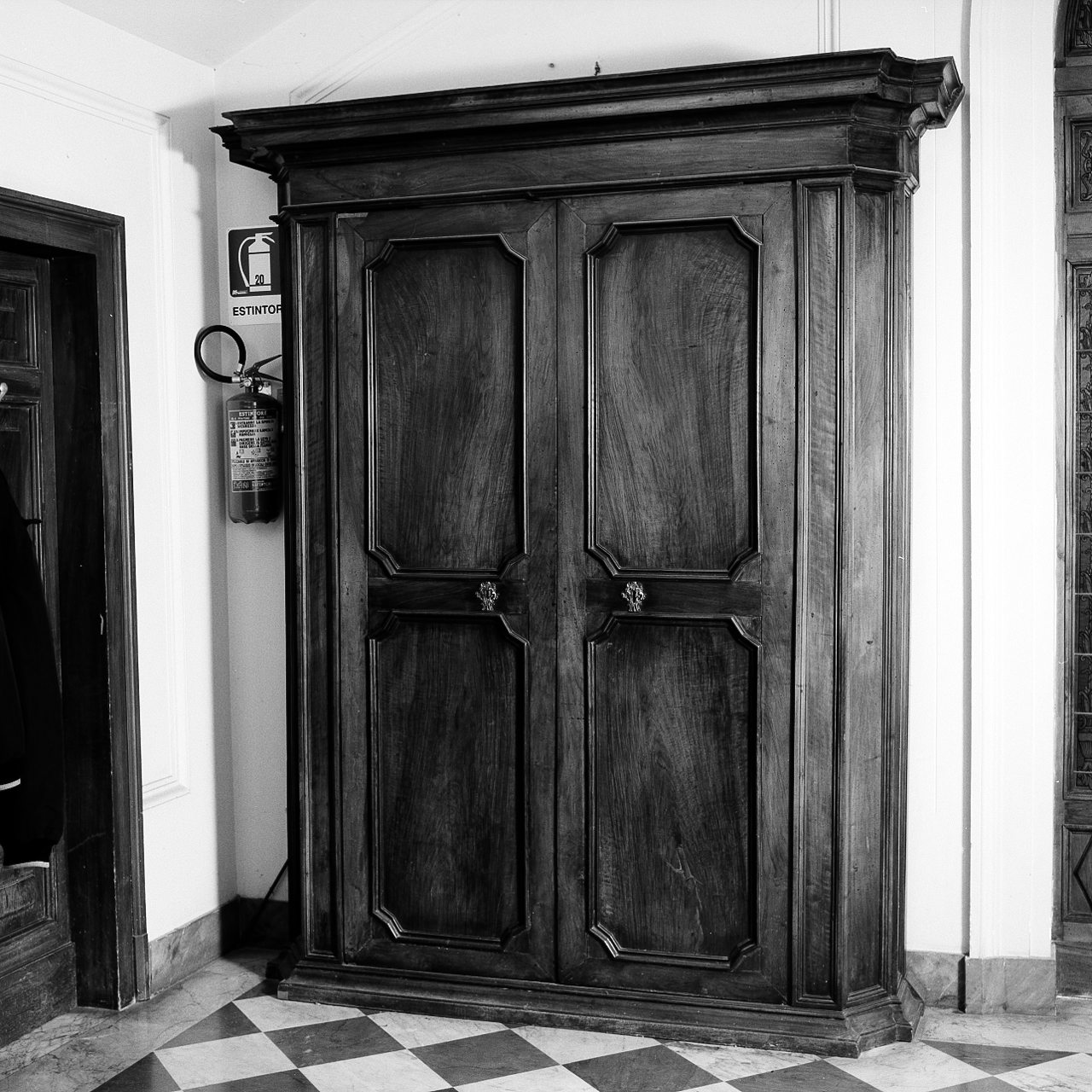 armadio - bottega marchigiana (metà sec. XX)