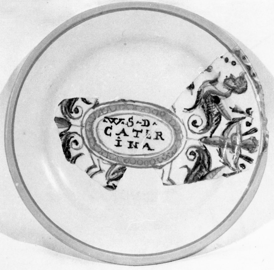 motivi decorativi con cartiglio (piatto, frammento) - manifattura urbinate (?) (fine/inizio secc. XVI/ XVII)