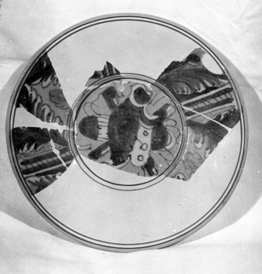 motivi decorativi con trofei (piatto) - manifattura urbinate (?) (fine/inizio secc. XVI/ XVII)