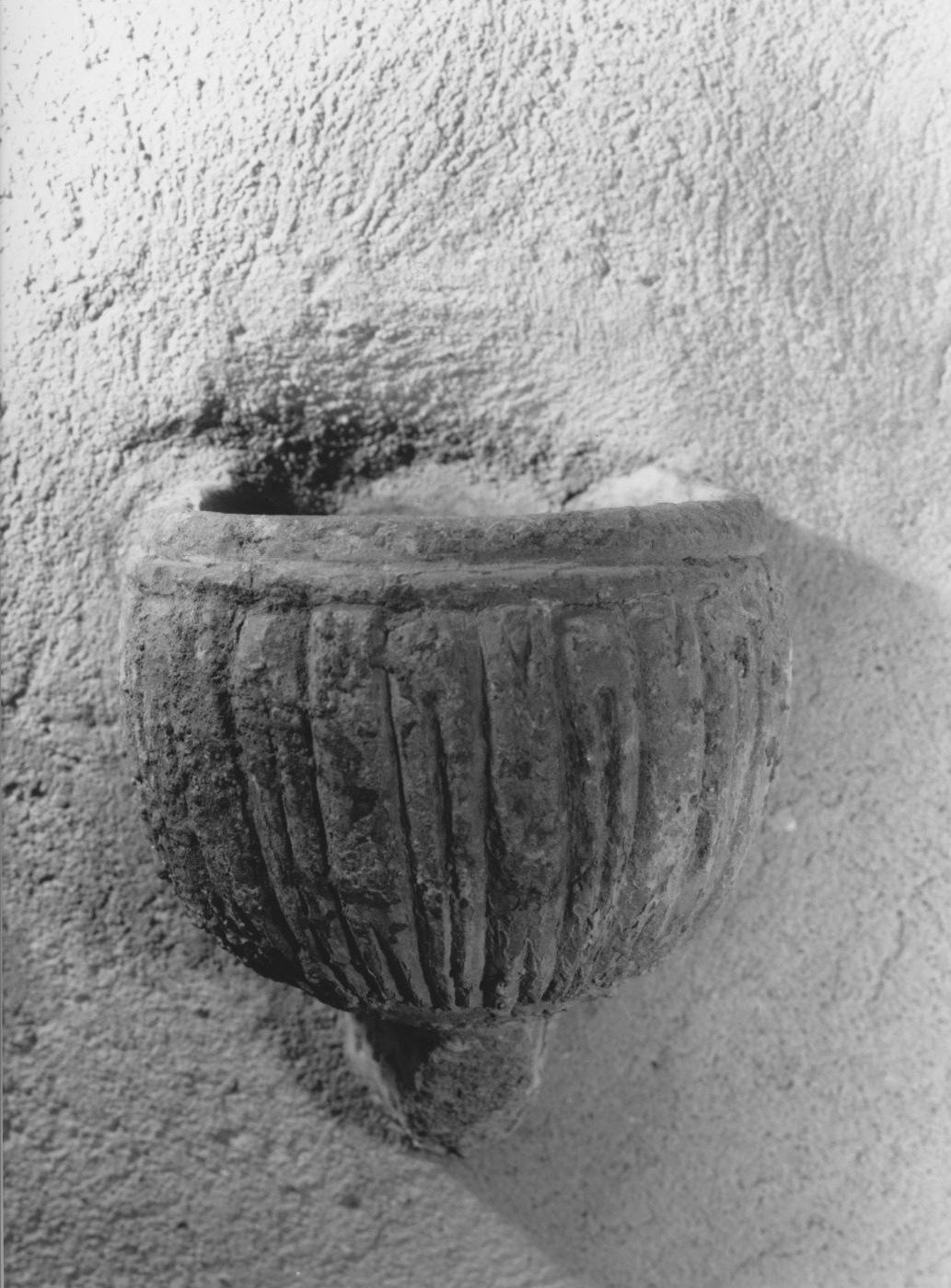 acquasantiera da parete - bottega sarda (sec. XVII)
