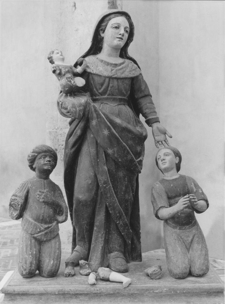 Madonna d'Itria, Madonna con Bambino e devoti (statua, insieme) - bottega sarda (sec. XVII)