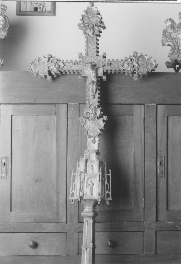 Cristo crocifisso; Madonna con Bambino tra i santi Nicola, Pietro, Giorgio a cavallo, Andrea martire (?) (croce processionale) - bottega sarda (sec. XVII)
