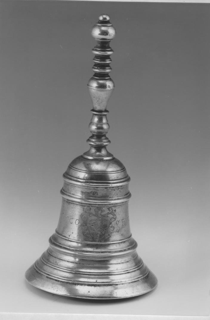 stemma gentilizio con cimiero (campanello d'altare) - bottega sarda (?) (sec. XVII)