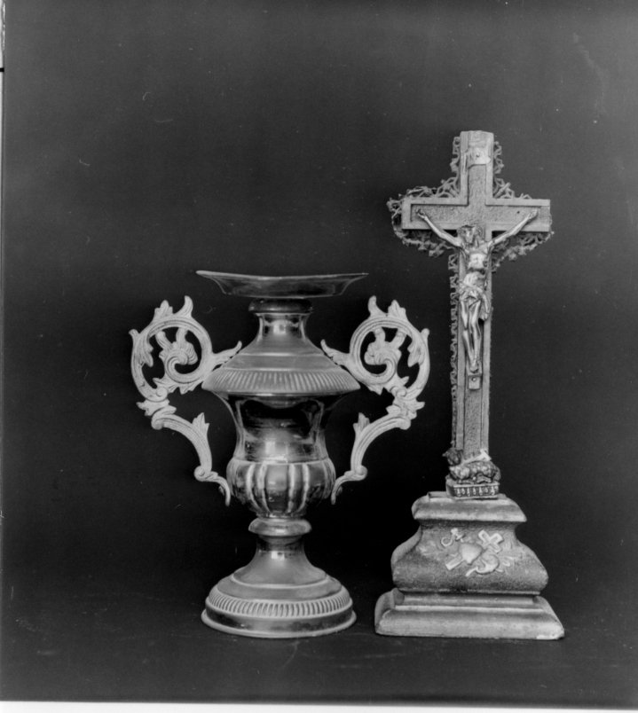 vaso d'altare con composizione floreale - bottega italiana (sec. XX)