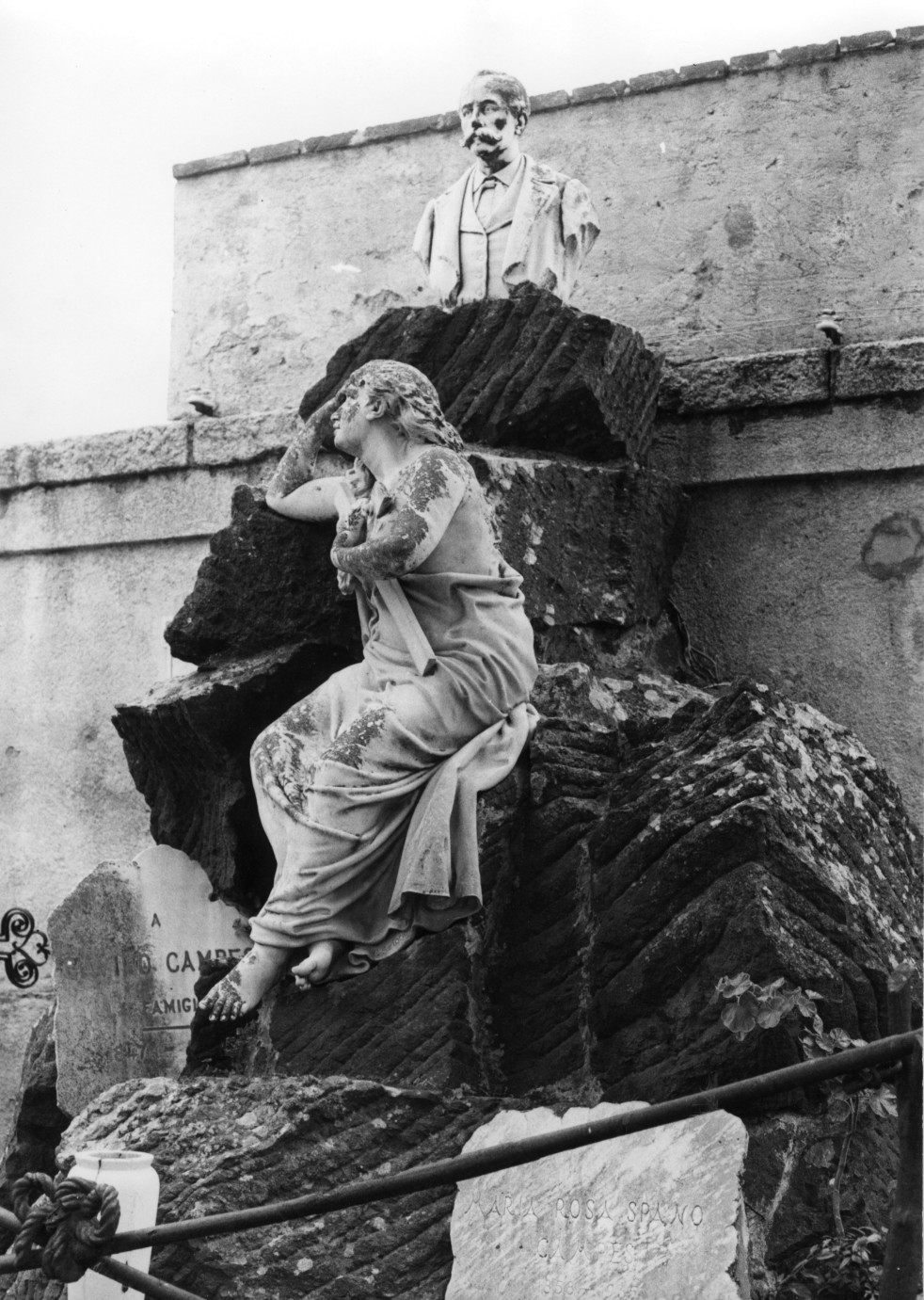 La Maddalena in meditazione ai piedi del defunto (monumento funebre) di Sartorio Giuseppe (sec. XIX)