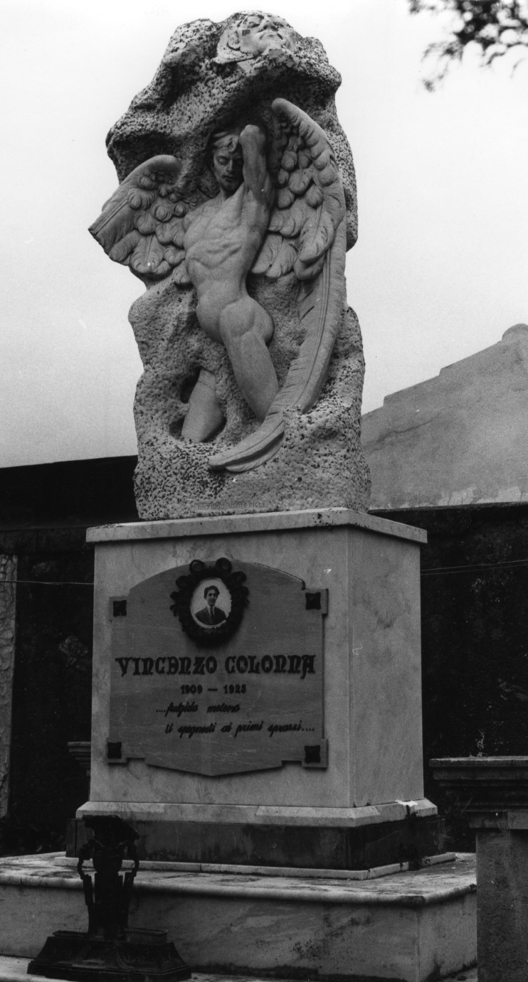 figura maschile (monumento funebre) di Usai Antonio (bottega) (sec. XX)