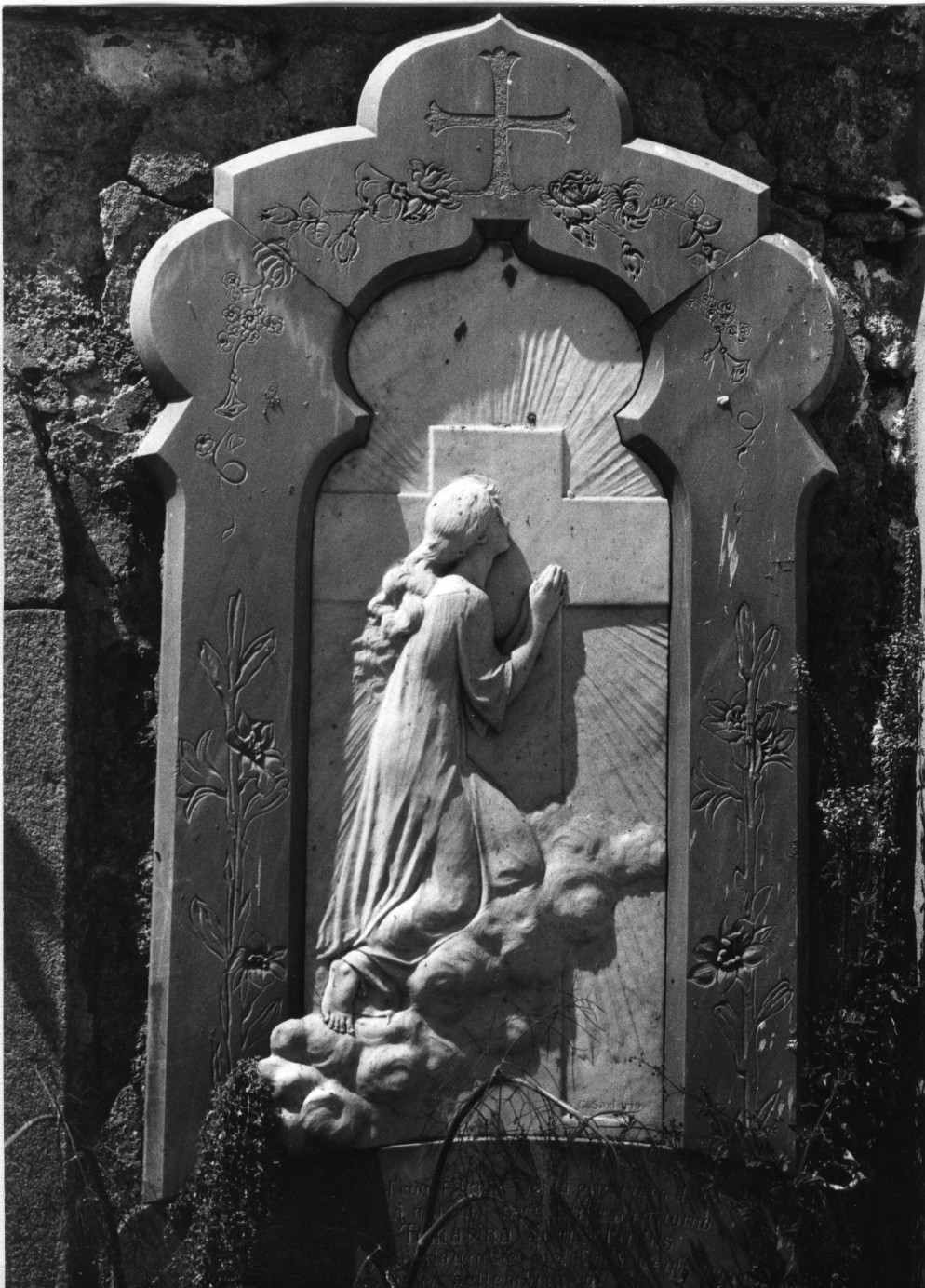 L'anima della defunta sale al cielo (monumento funebre) di Sartorio Giuseppe (sec. XX)