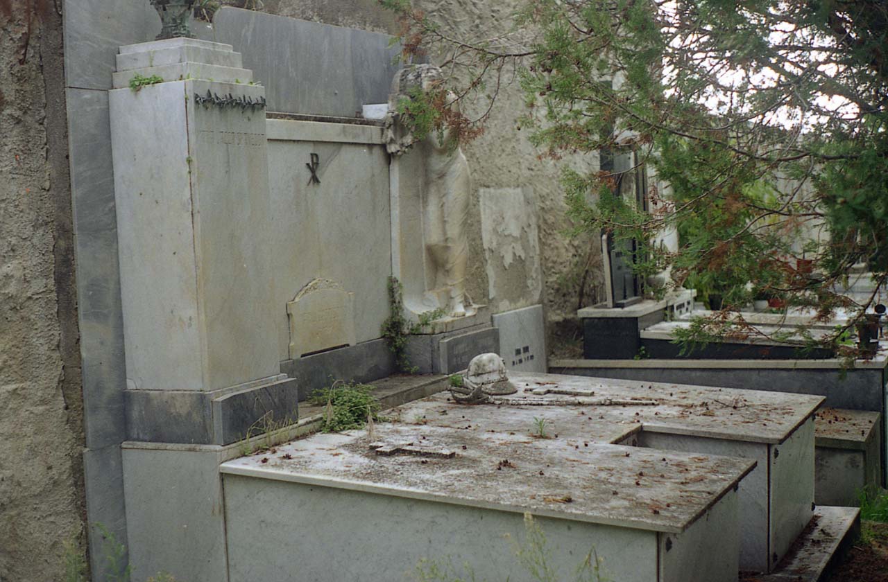figura femminile dolente (monumento funebre) di Usai Sergio (secondo quarto sec. XX)