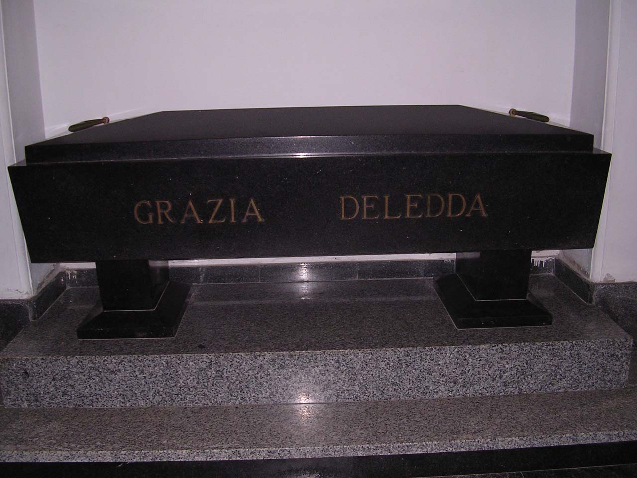 sarcofago - a cassa di Ciusa Romagna Giovanni (sec. XX)