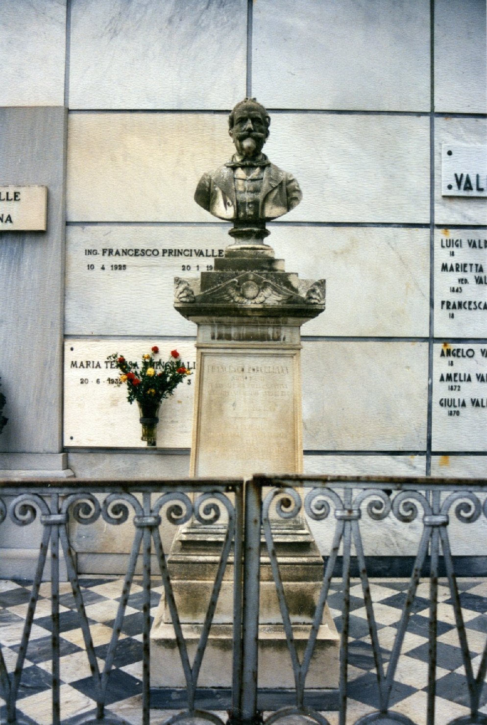 ritratto di Francesco Porcellana, busto ritratto d'uomo (monumento funebre) - ambito sardo (seconda metà sec. XIX)