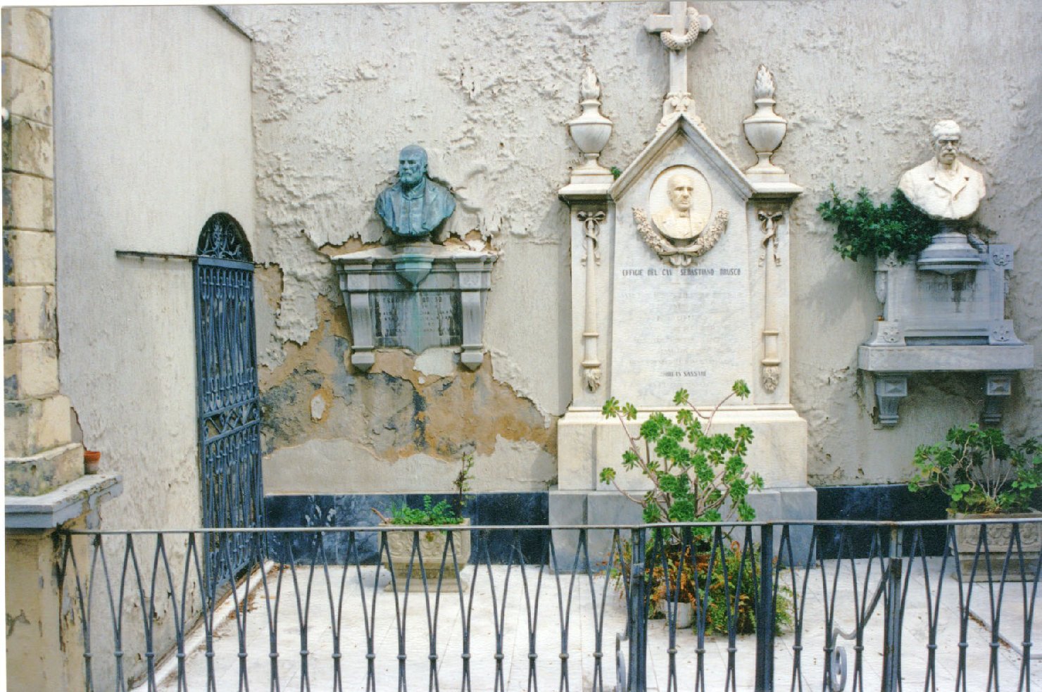 ritratti d'uomo (monumento funebre) di Sartorio Giuseppe (seconda metà sec. XIX)