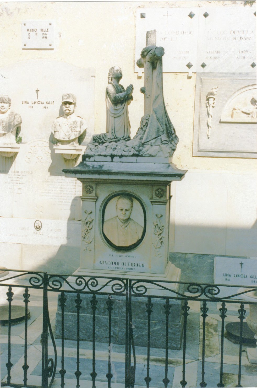 Ritratto di Giacomo Queirolo, figura femminile inginocchiata/ ritratto d'uomo (monumento funebre) - ambito sardo (seconda metà sec. XIX)
