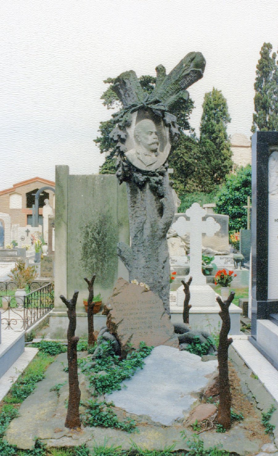 ritratto di Giovanni Merella, ritratto d'uomo (monumento funebre) di Sartorio Giuseppe (seconda metà sec. XIX)