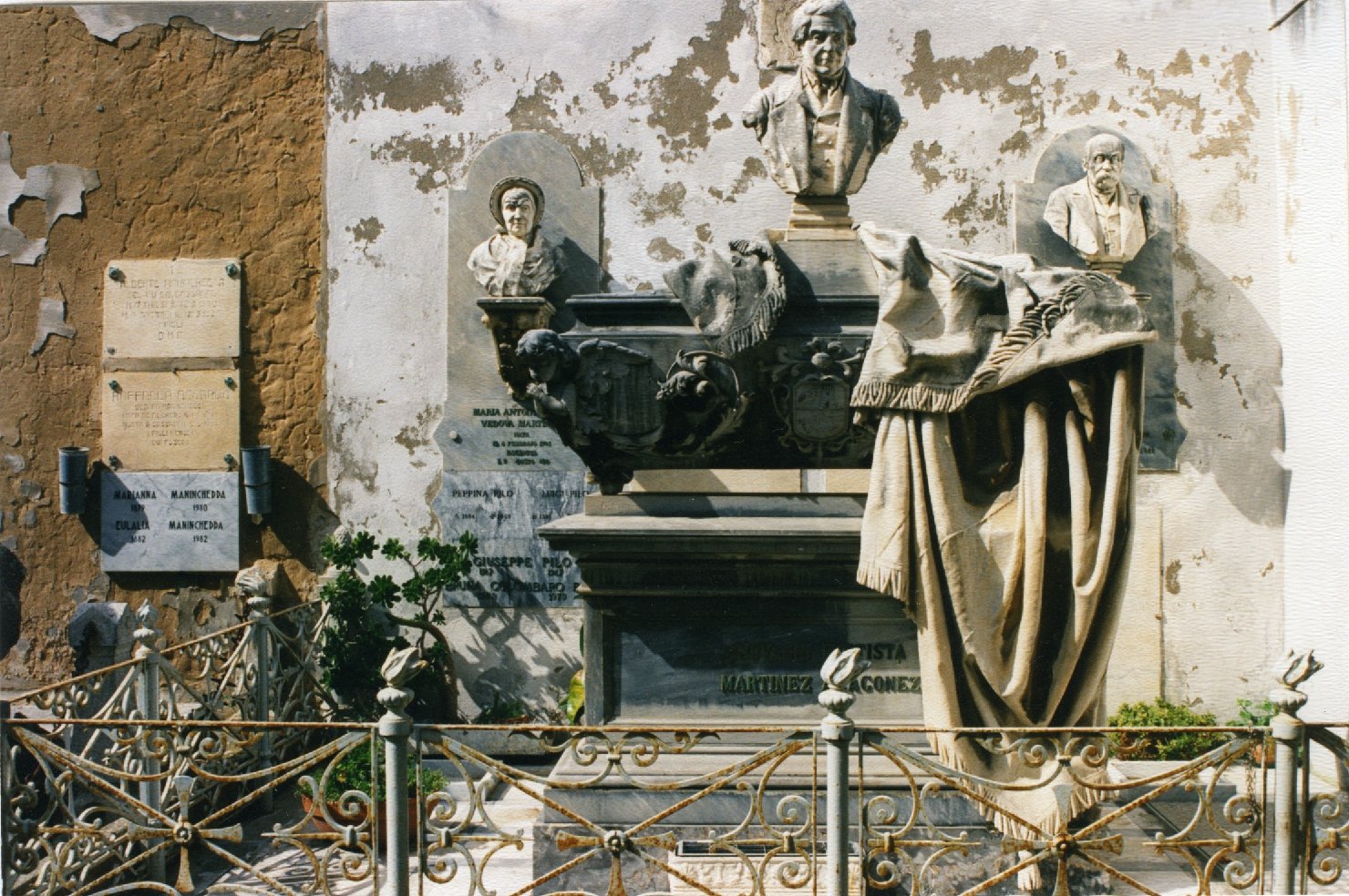 ritratto di Giovanni Battista Martinez-Aragonez, ritratto d'uomo (monumento funebre) di Sartorio Giuseppe (seconda metà sec. XIX)