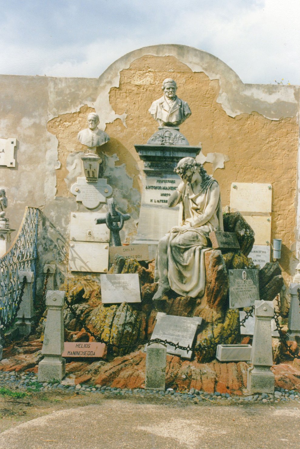 ritratto di Antonio Manichedda, busto ritratto d'uomo/ allegoria della Sofferenza (monumento funebre) di Sartorio Giuseppe (seconda metà sec. XIX)