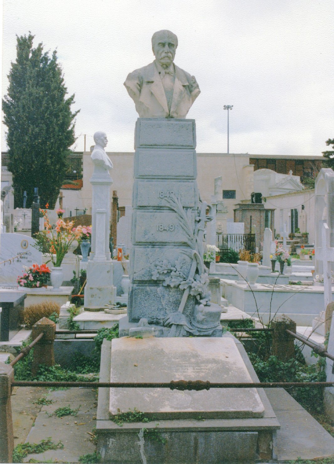 ritratto di Antonio Vincenzo Agnesa, busto ritratto d'uomo (monumento funebre) di Sartorio Giuseppe (seconda metà sec. XIX)