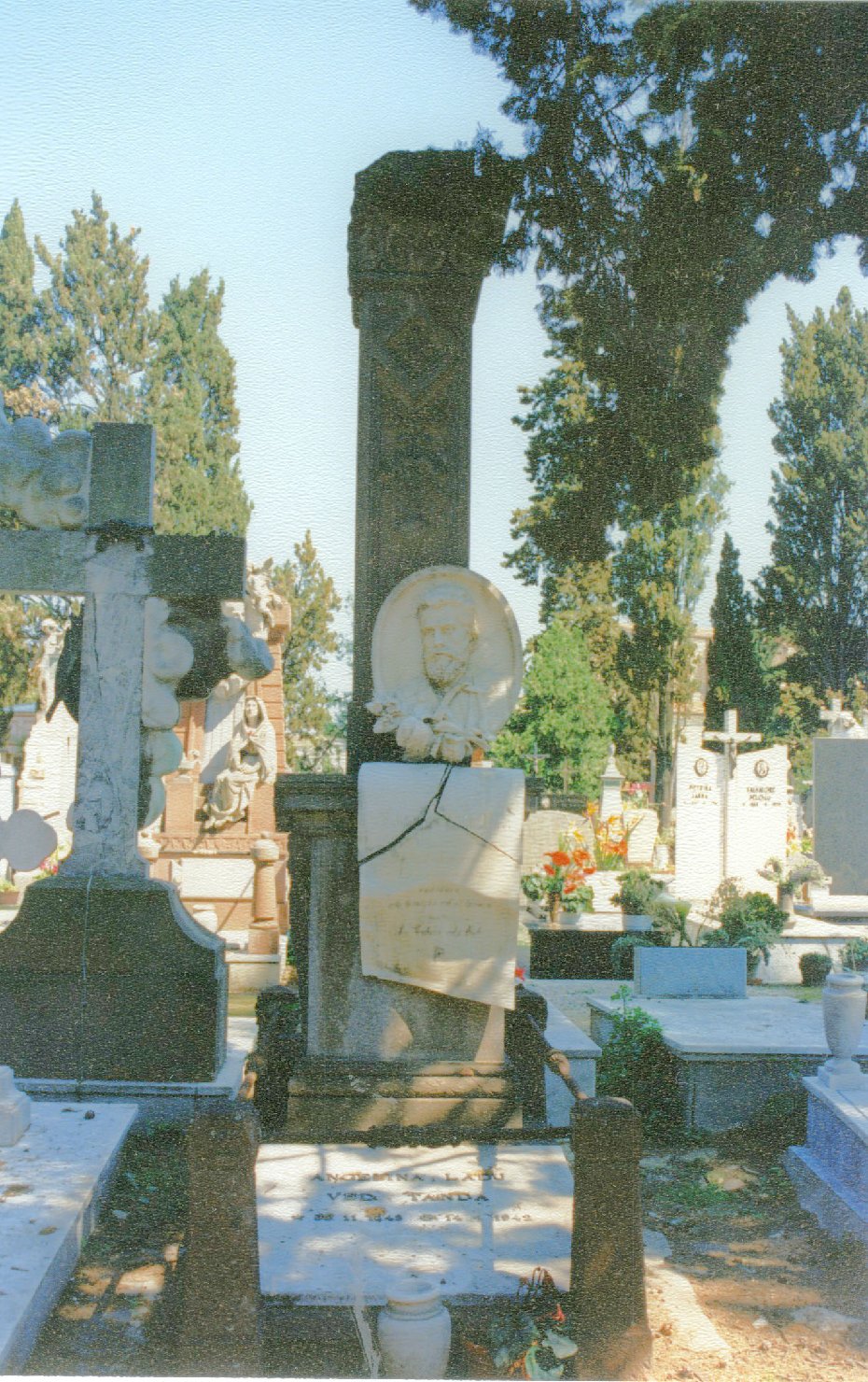 ritratto di Salvatore Tanda Ricci, ritratto d'uomo (monumento funebre) di Sartorio Giuseppe (seconda metà sec. XIX)