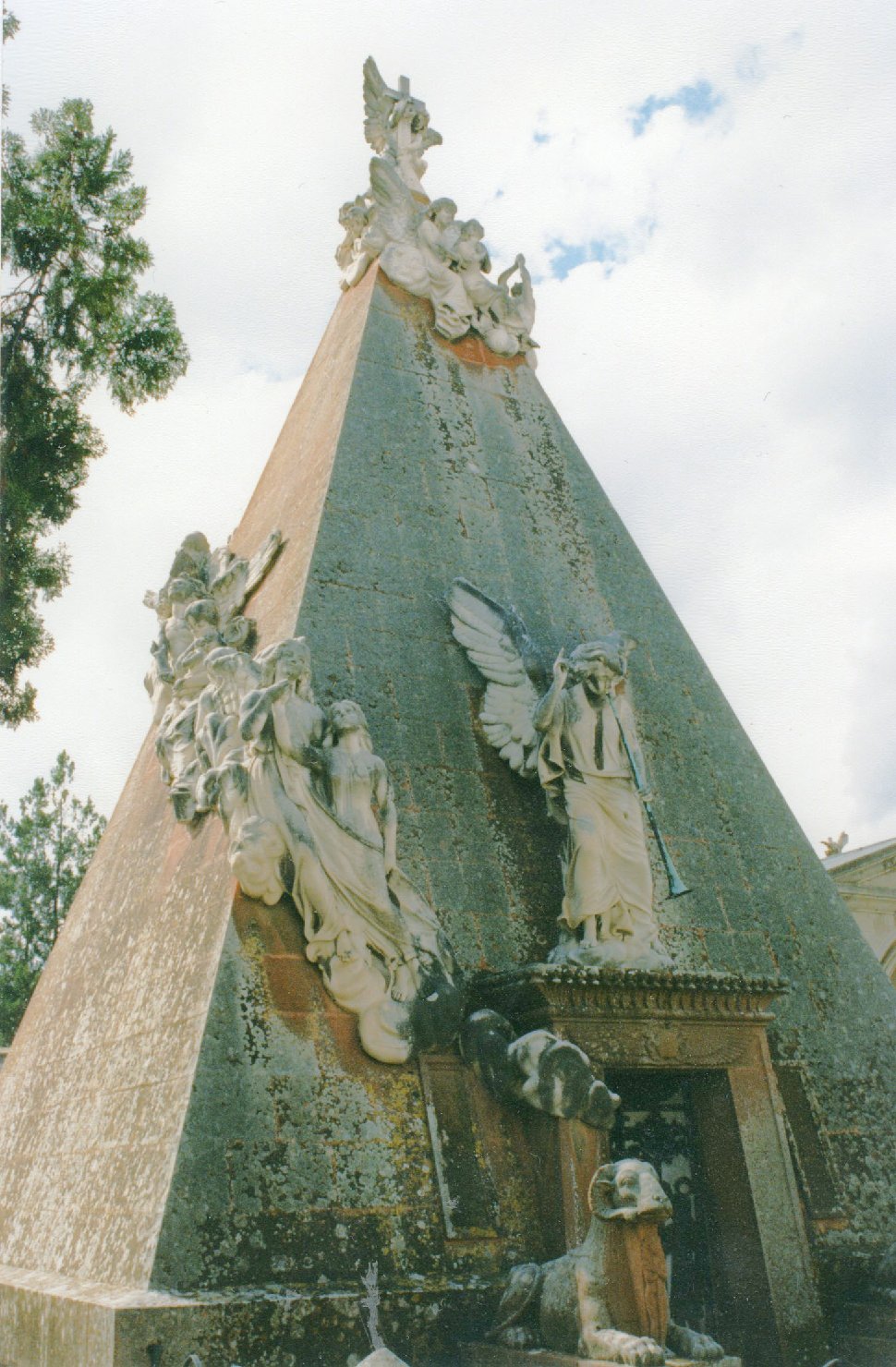 figure femminili con angioletti/ sfinge (monumento funebre) di Sartorio Giuseppe (inizio sec. XX)
